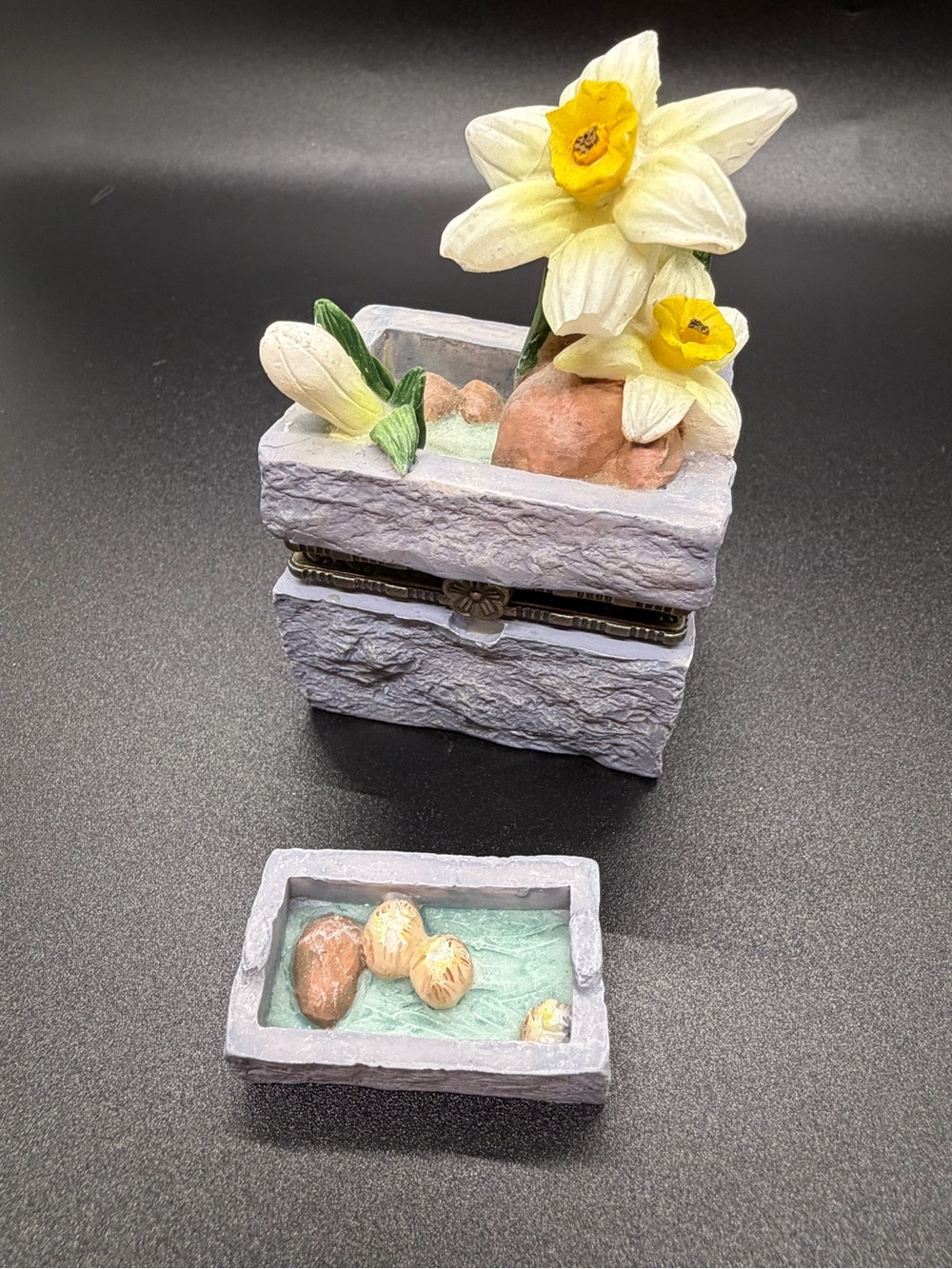 Rare Daffodil Resin Trinket Box With Daffodil Buds And Rock Trinket